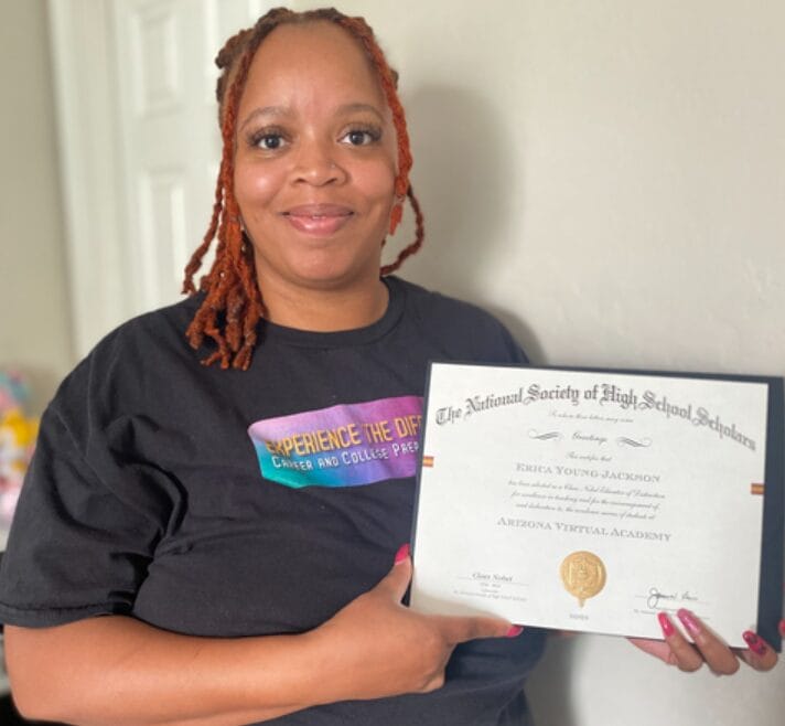 La Dra. Erica Young-Jackson, de AZVA, recibe su premio. (Foto: Business Wire)