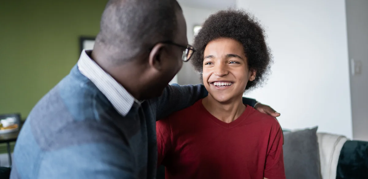 padre e hijo mirándose