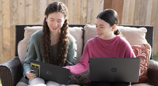chicas hablando y estudiando