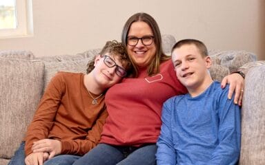 mamá con niños abrazándolos