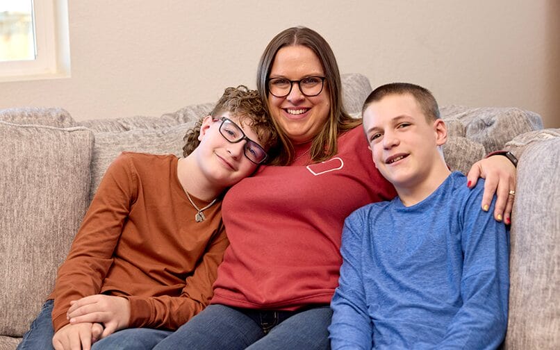 mamá con niños abrazándolos