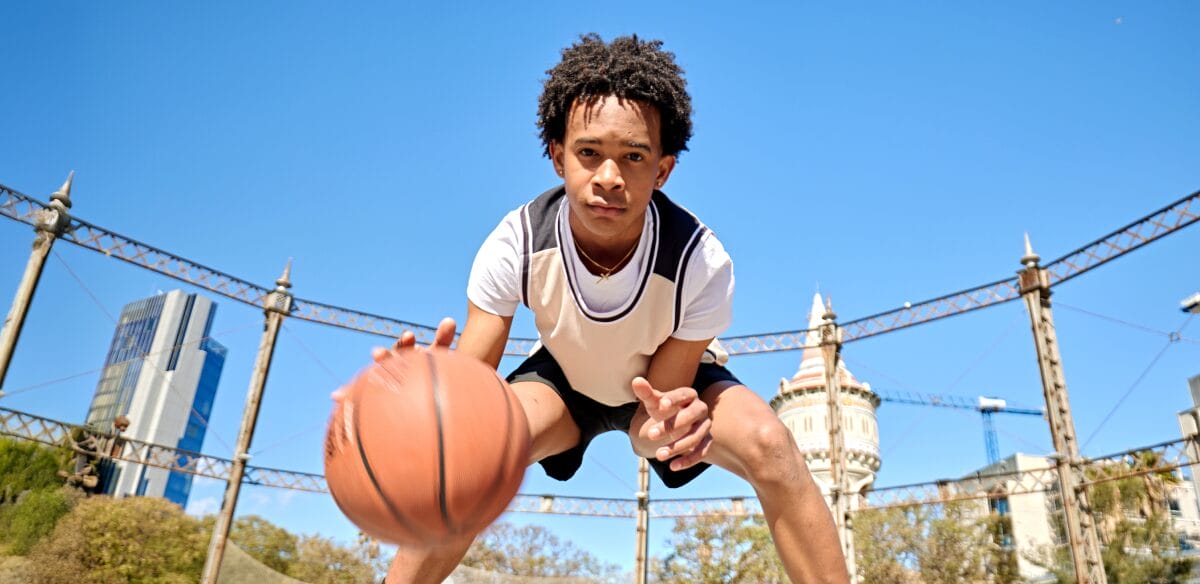 Stuent con una pelota de baloncesto