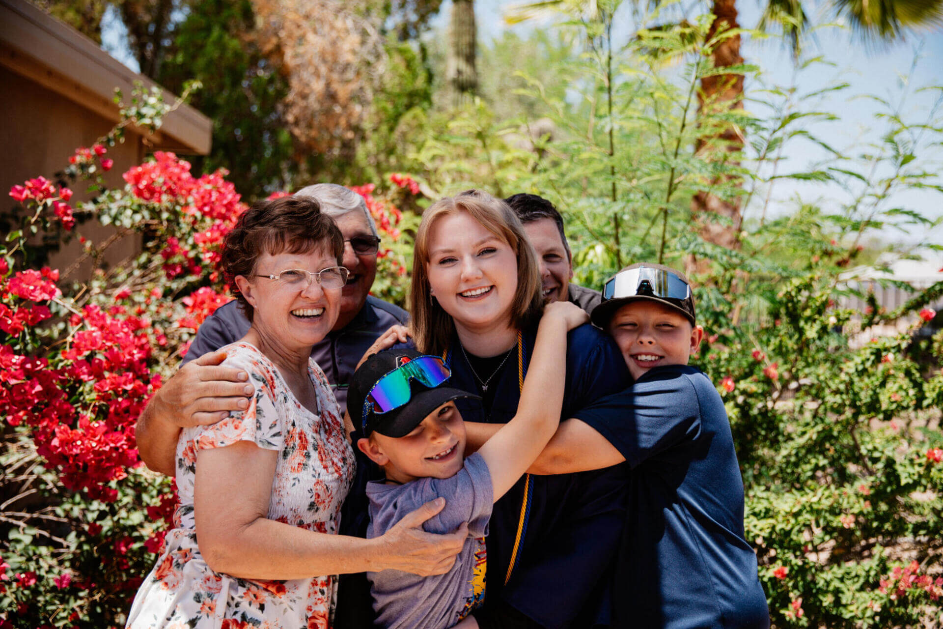 Sinceridad y su familia celebrando.