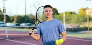 Estudiante jugando al tenis