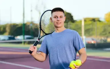 Estudiante jugando al tenis