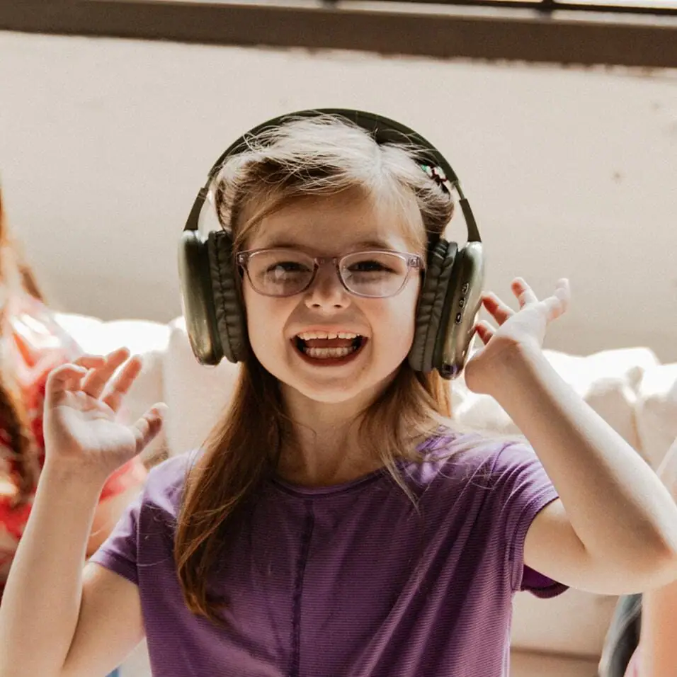 Estudiante sonriente con unos auriculares