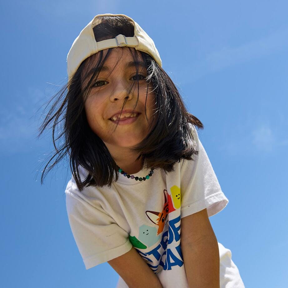 Studet con sombrero blanco