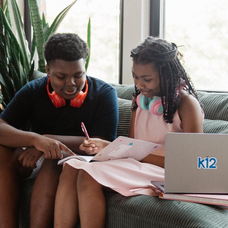 Los alumnos hacen los deberes juntos en casa