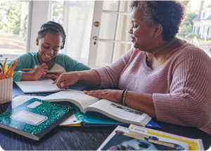 Una madre y su hijo hacen los deberes juntos en casa