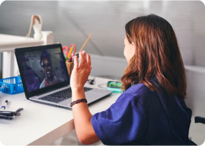 Estudiante que asiste a una clase en línea