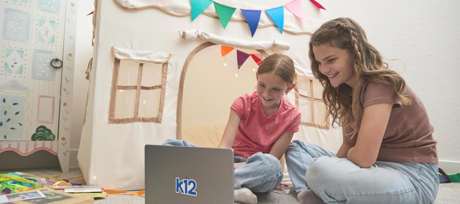 Madre e hija trabajando juntas con su portátil en casa