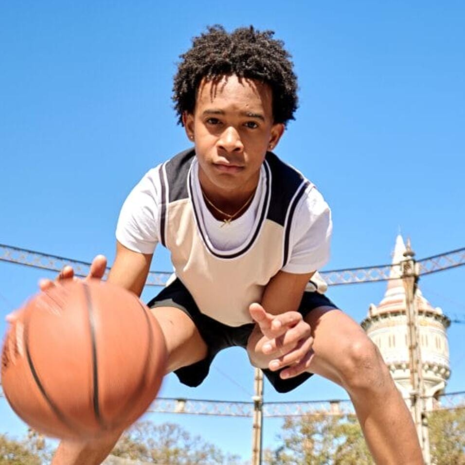Estudiante con un balón de baloncesto
