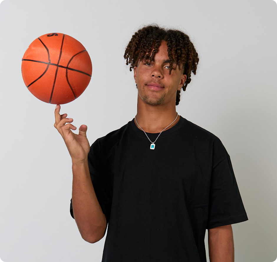 Estudiante con un balón de baloncesto