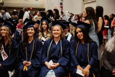 Estudiantes en su graduación