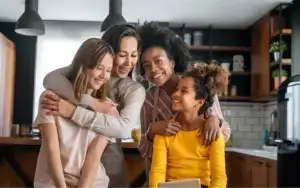 La familia sonríe en la cocina