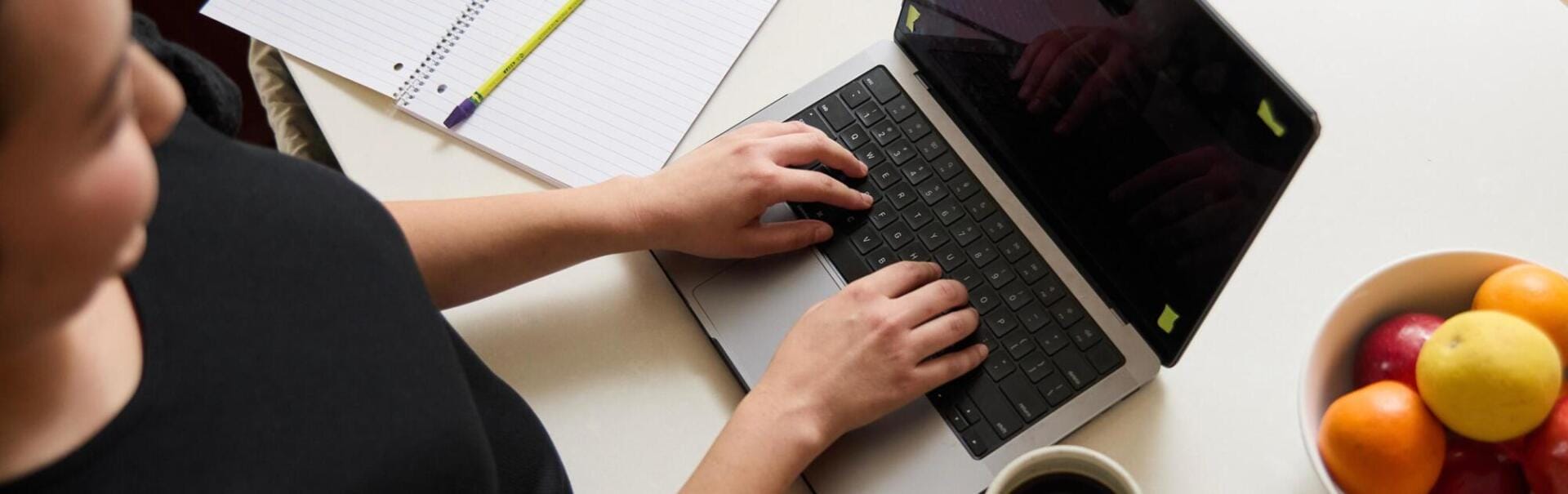 Estudiante trabajando con su ordenador