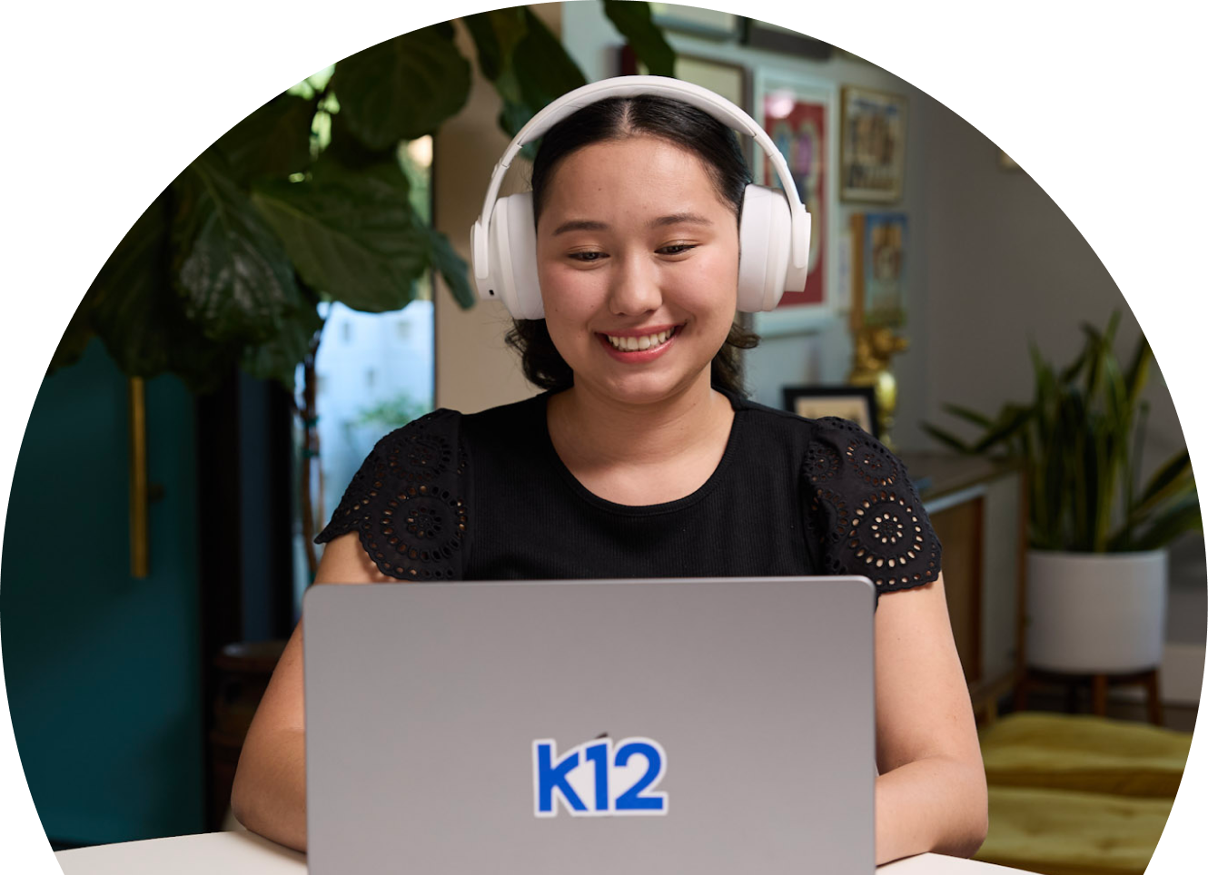 Estudiante con su portátil y unos auriculares blancos