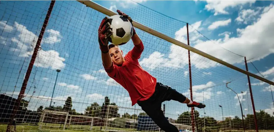 Estudiante jugando al fútbol