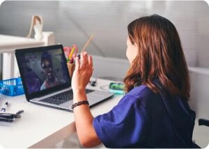 Estudiante que asiste a una clase en línea