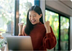 Estudiante con jersey rojo