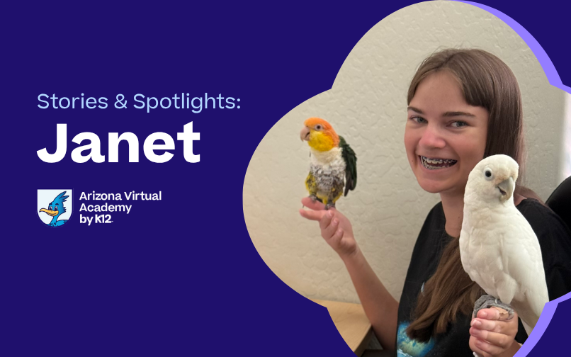 Janet, una estudiante de AZVA, sonríe mientras sostiene a dos de sus loros.