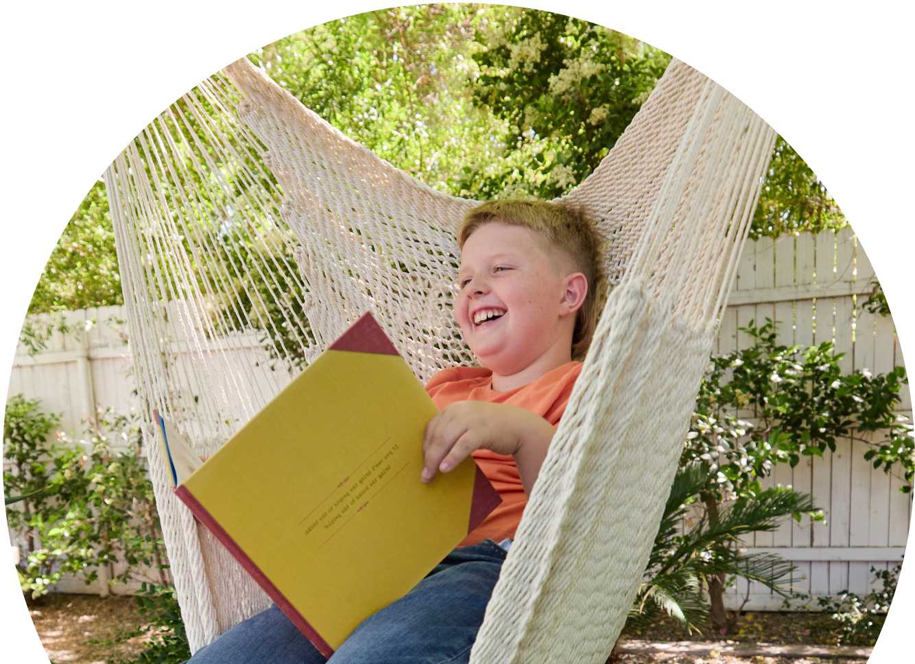 Estudiante leyendo un libro