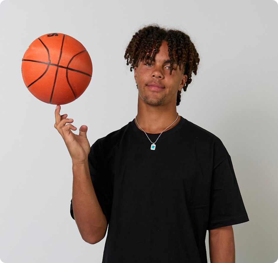 Estudiante de secundaria con una pelota de baloncesto
