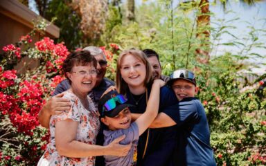 Sinceridad y su familia celebrando.