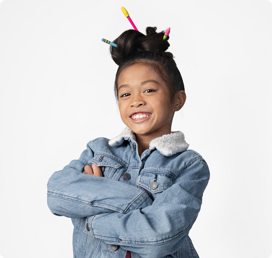 Estudiante sonriendo a la cámara