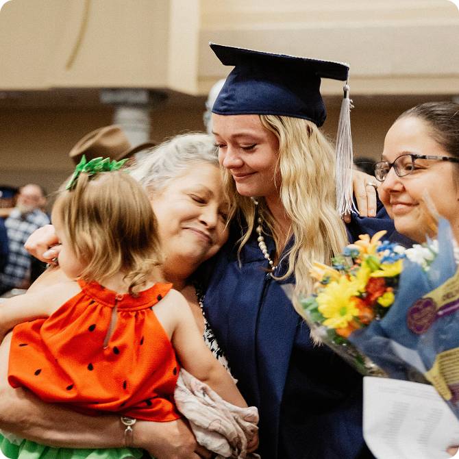 Familia y estudiante graduado
