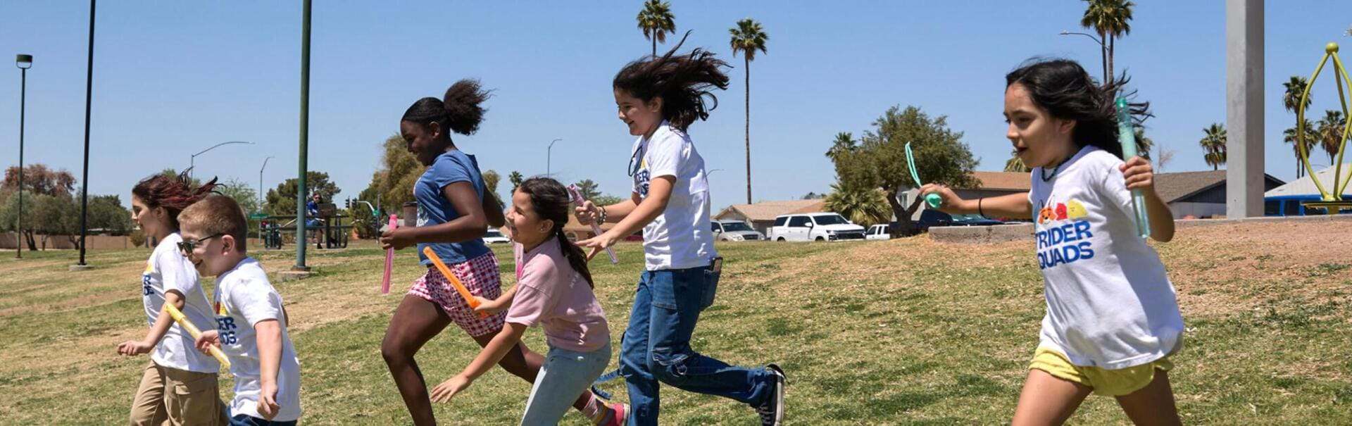 Estudiantes corriendo juntos