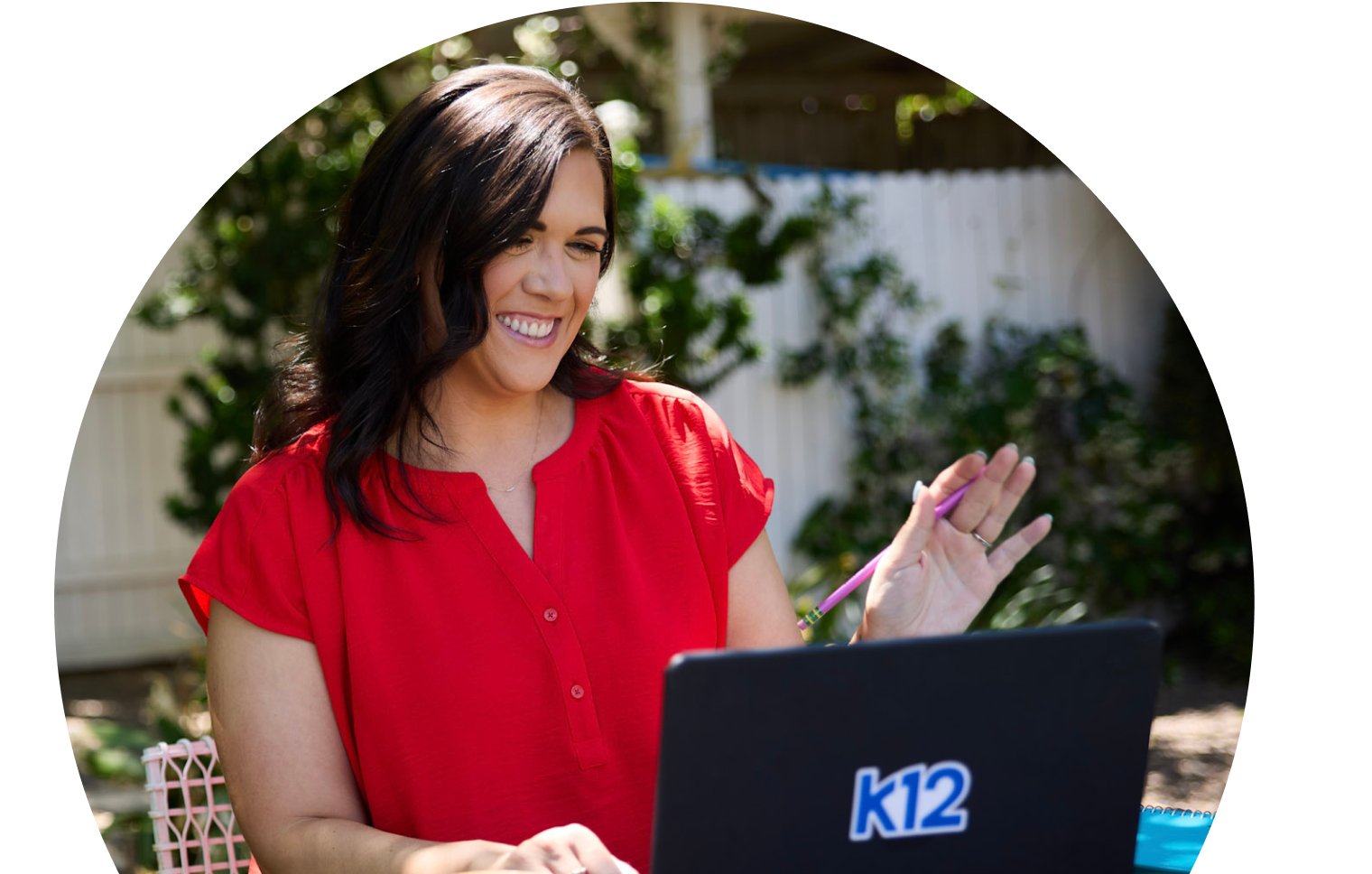 Profesora trabajando con su portátil en casa