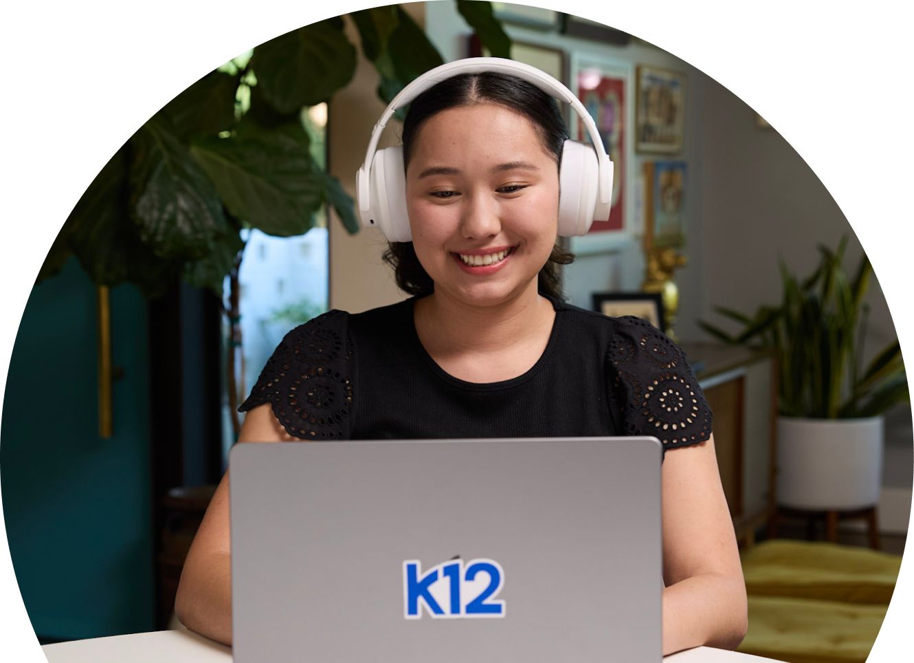 Estudiante de secundaria con un par de auriculares blancos