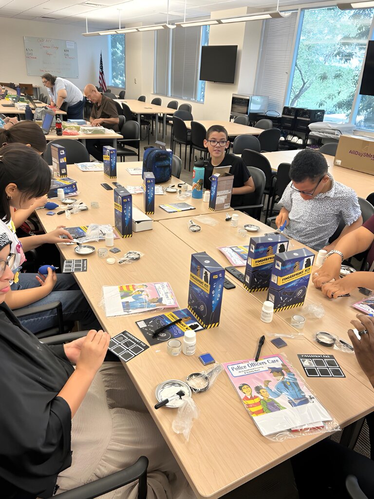 Estudiantes locales realizando análisis de huellas dactilares en la Arizona Virtual Academy de Glendale. Los estudiantes procedían de Surprise, Glendale, Peoria, West Phoenix y varias reservas indígenas americanas cercanas.