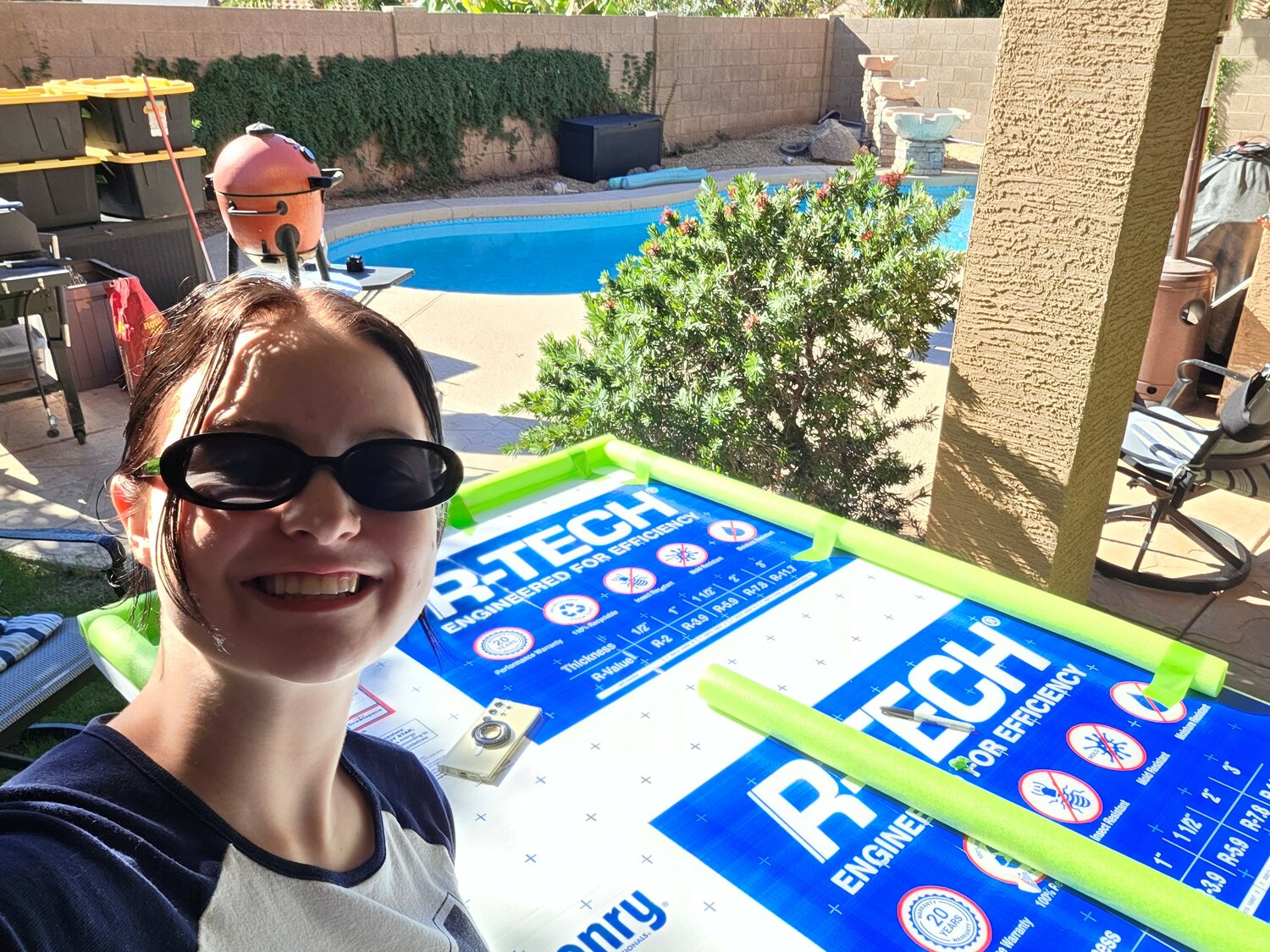 Un estudiante del equipo FBLA de Insight Academy of Arizona y Arizona Virtual Academy sonríe mientras trabaja en un proyecto en equipo.