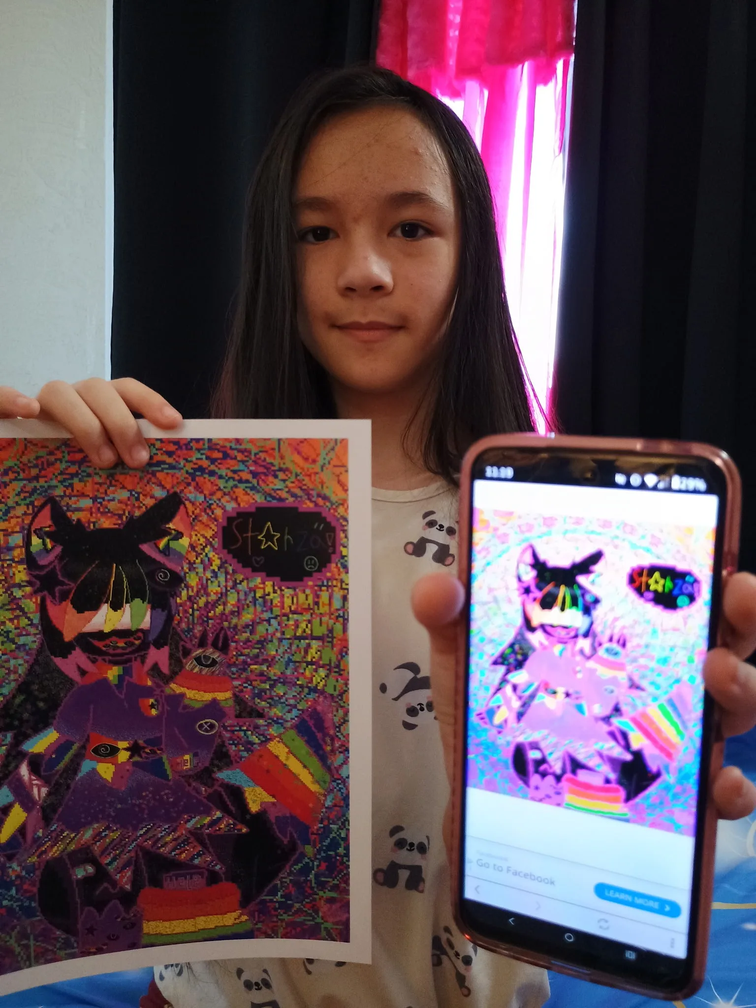 chica mostrando fotos