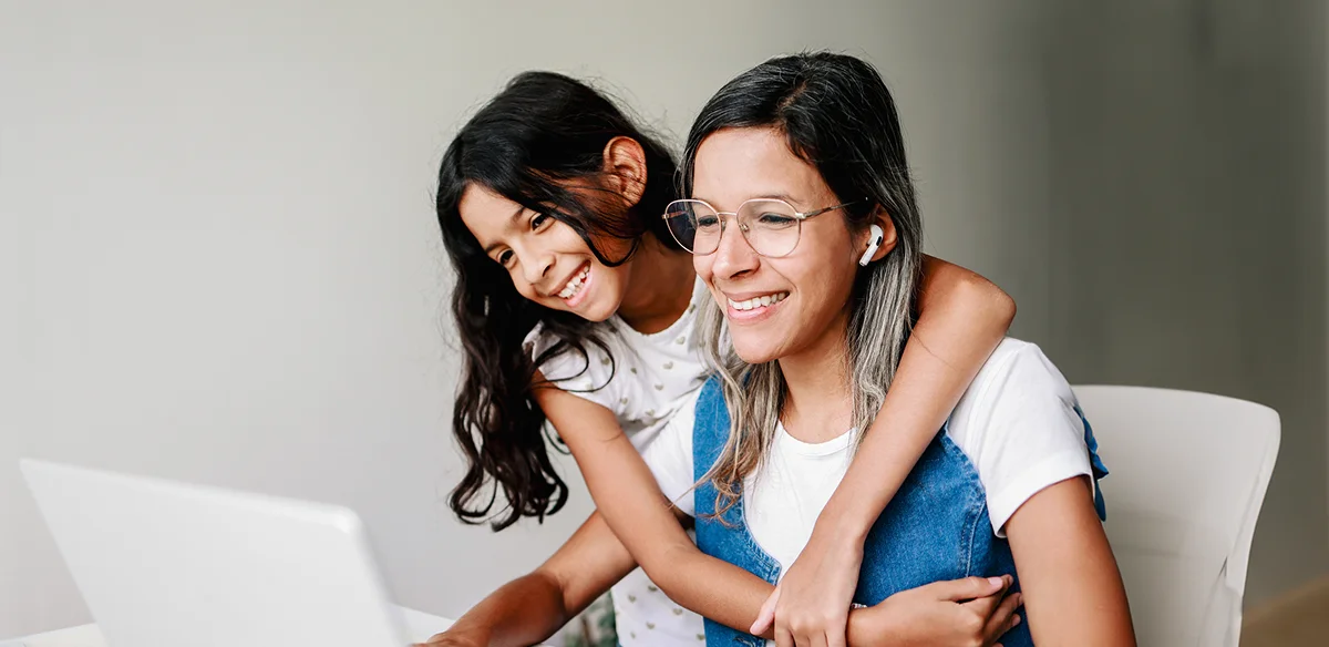 Madre e hija sonriendo