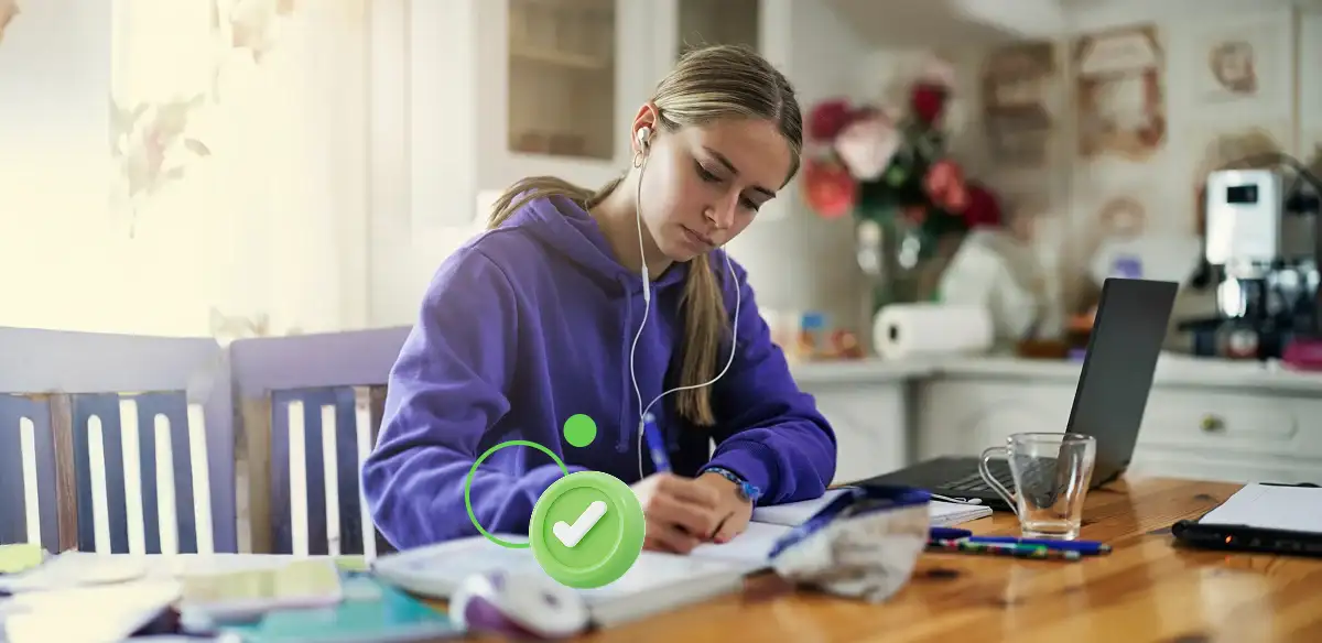 Estudiante tomando notas en casa