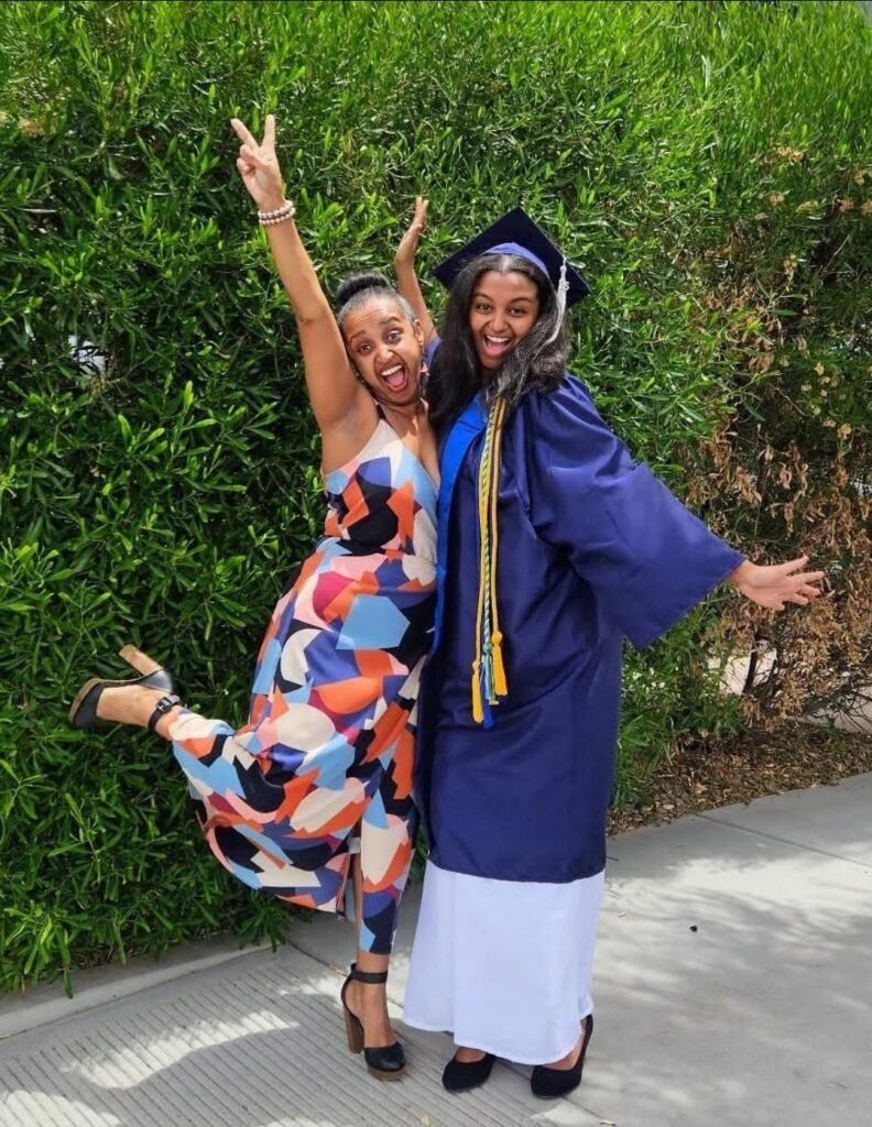 Graduada junto a una amiga