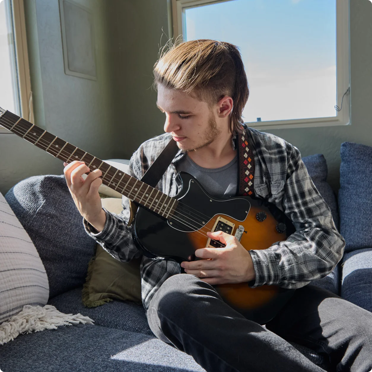 Un estudiante tocando la guitarra