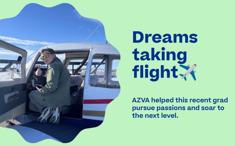 Estudiante subiendo a una avioneta