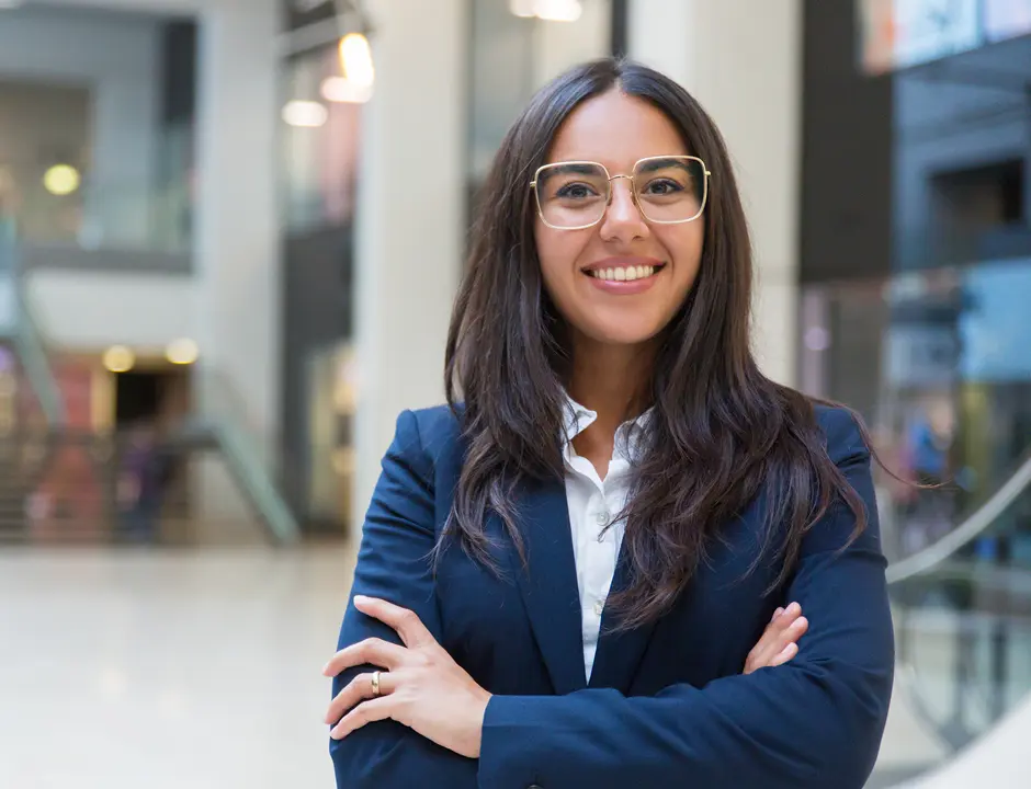 Estudiante de Empresariales vestido con un traje negro