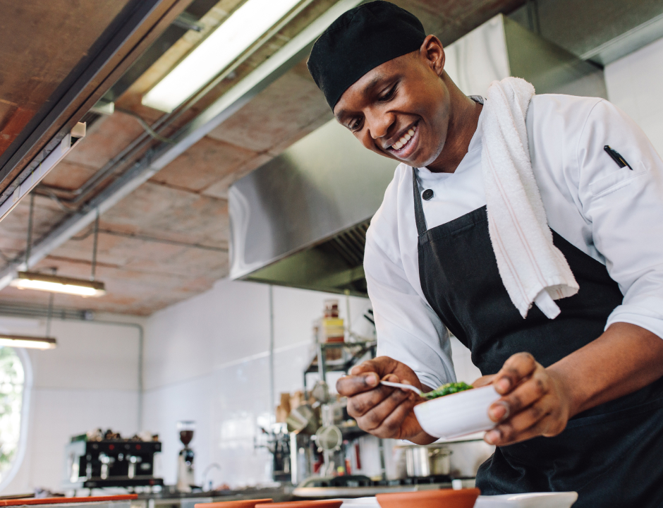 Estudiante de artes culinarias que trabaja